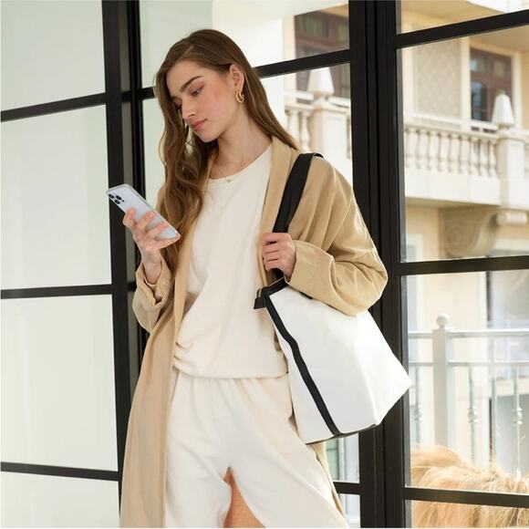 NEW Walter Baker Carly White and Black Canvas Daytripper Bag, New, MSRP $198 - Picture 4 of 8